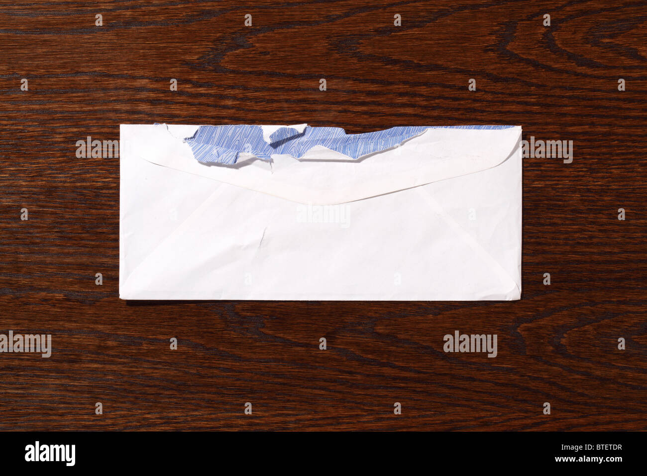 Une enveloppe postale postal utilisé à ouvrir. Un bois marron foncé 24 contexte Banque D'Images