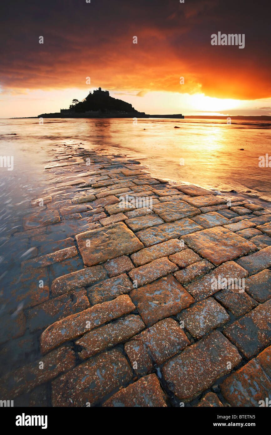 St Michaels Mount capturés à proximité de la chaussée sur une marée montante au coucher du soleil. Banque D'Images St Michaels Mount capturés à proximité de la chaussée sur une marée montante au coucher du soleil. Banque D'Images