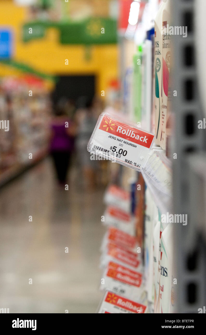 Tabs annonçant des prix de reprise pour les éléments d'affichage à nouveau magasin Walmart à Austin, Texas ©Marjorie Kamys Cotera Banque D'Images