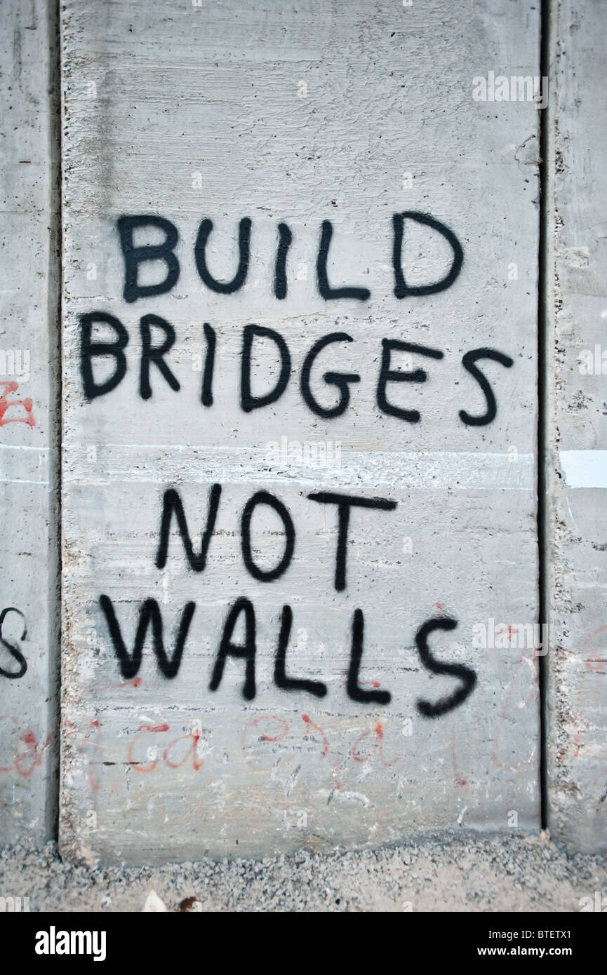 Un graffiti sur le mur de séparation israélien dit, ' construire des ponts, pas des murs". Banque D'Images