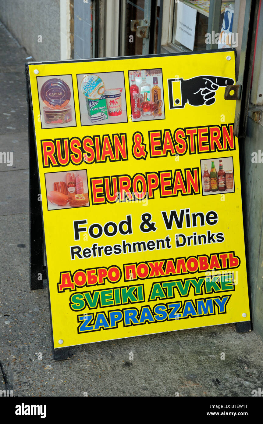 Billboard pour le russe et d'Europe de Food & Wine sign in Holloway Road London England UK Banque D'Images