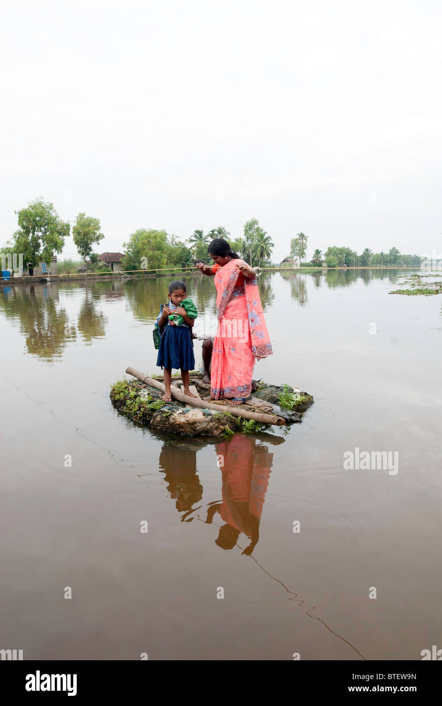 Traversée du Canal- la manière locale dans Kuttanad- Backwaters du Kerala, Allappuzha. Banque D'Images