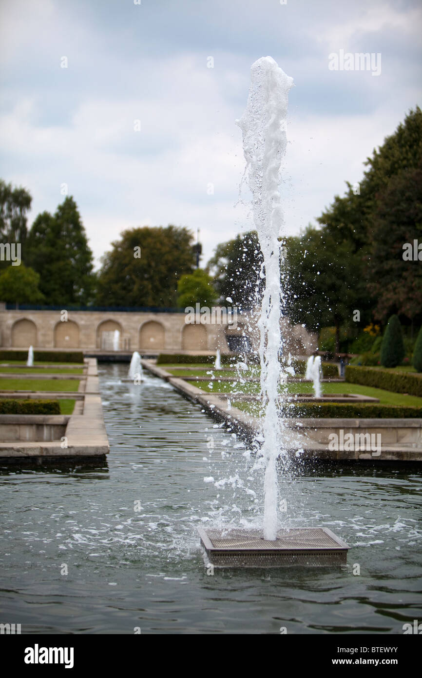 L'eau des fontaines de Mughal dans Lister Park Bradford UK Banque D'Images