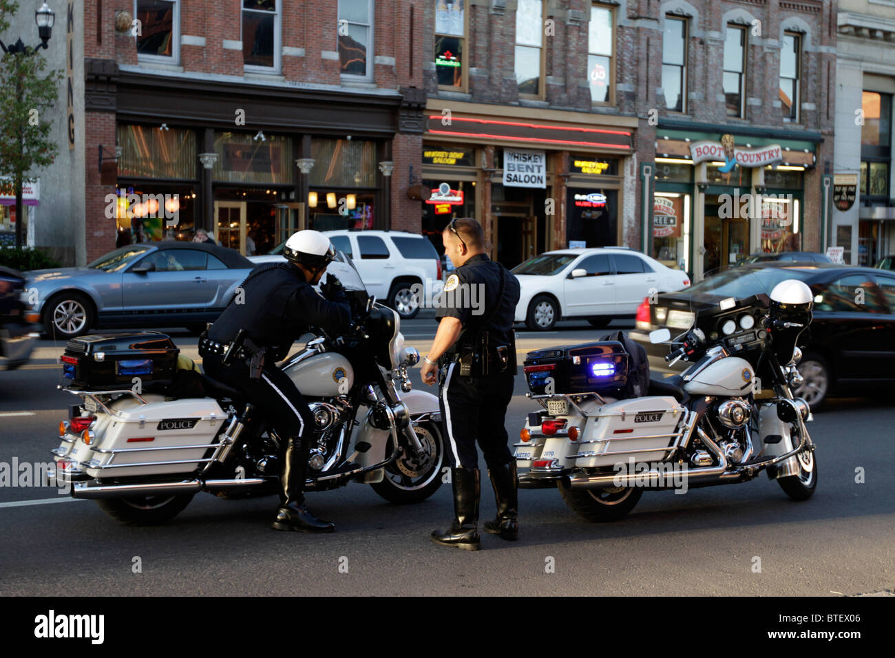 Nashville Metro Police motocyclistes sur Broadway dans le centre de Nashville. Banque D'Images