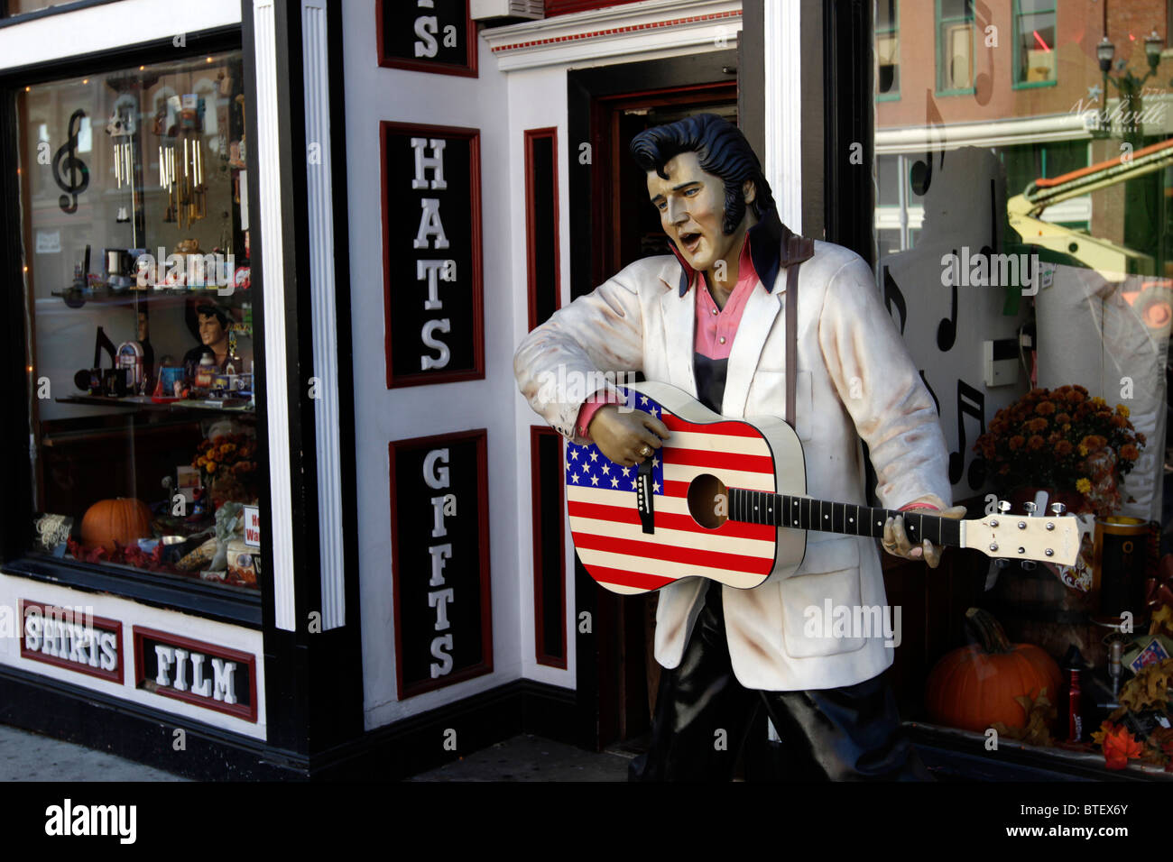Une statue grandeur nature d'Elvis Presley orne la face d'une boutique sur Broadway, dans le quartier historique de Nashville. Banque D'Images
