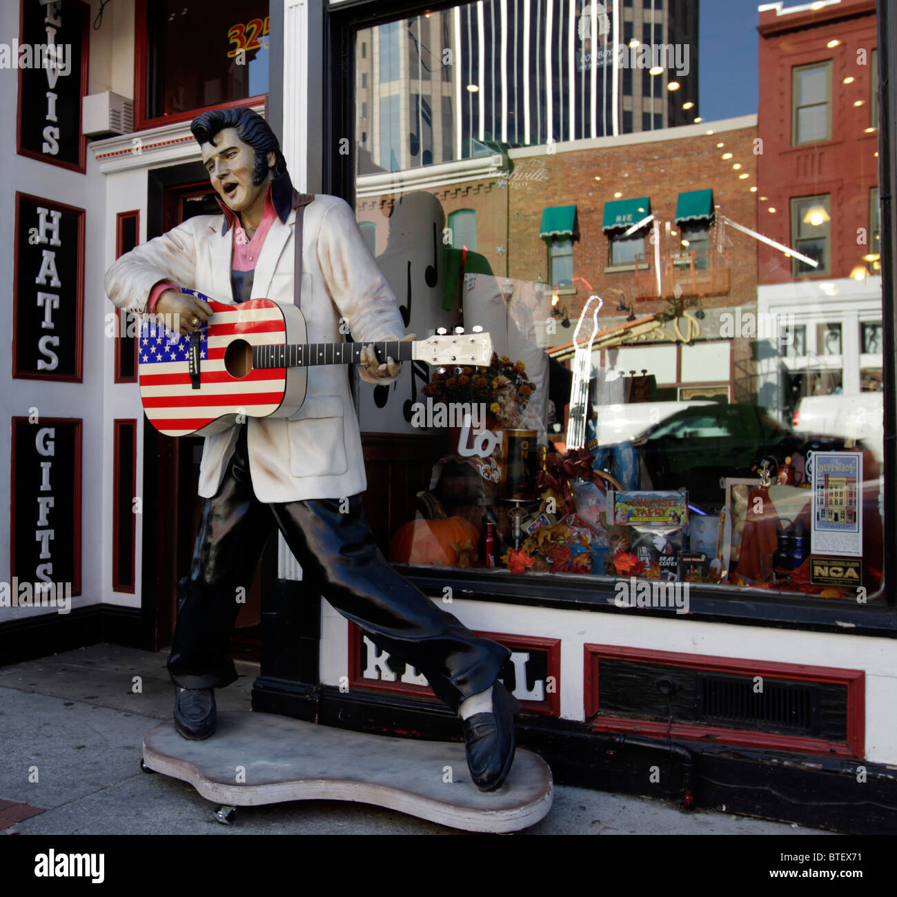 Une statue grandeur nature d'Elvis Presley orne la face d'une boutique sur Broadway, dans le quartier historique de Nashville. Banque D'Images