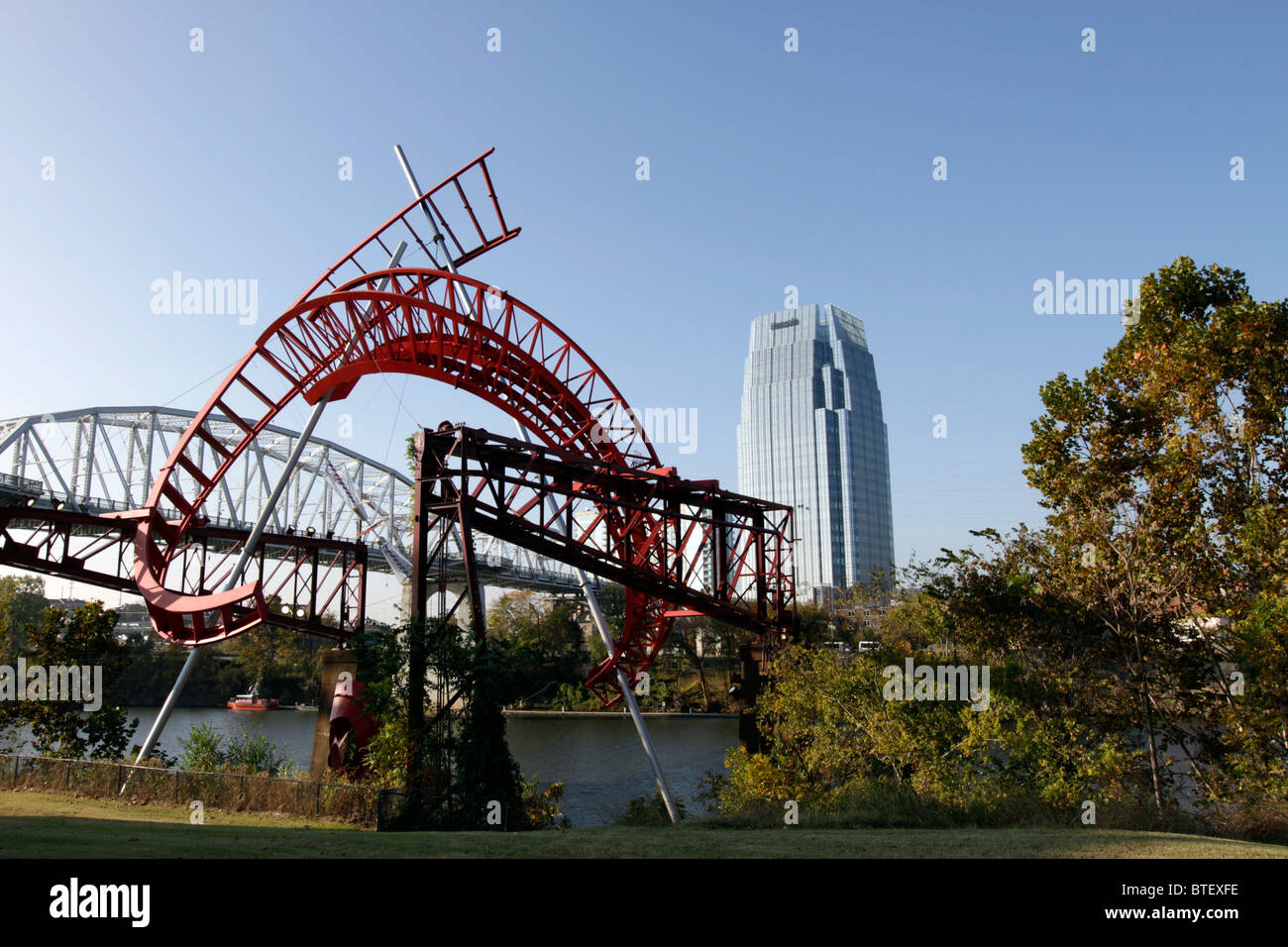 Sculpture rouge intitulé Ghost Ballet pour la rive Est Machineworks par artiste Alice Aycock de Nashville, Tennessee. Banque D'Images
