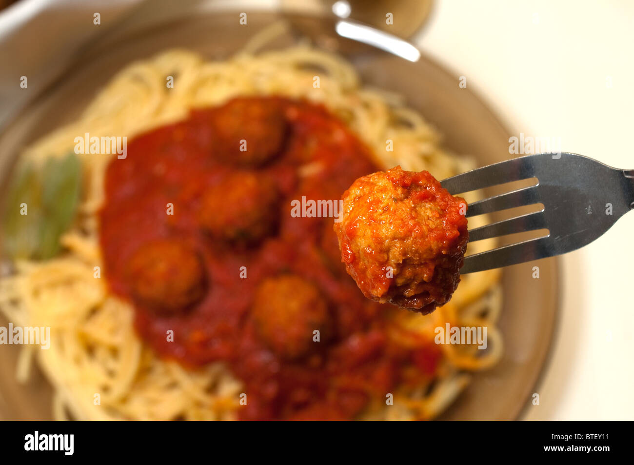 Spaghetti et boulettes de viande avec du gros plan sur meatball fourchette. Banque D'Images