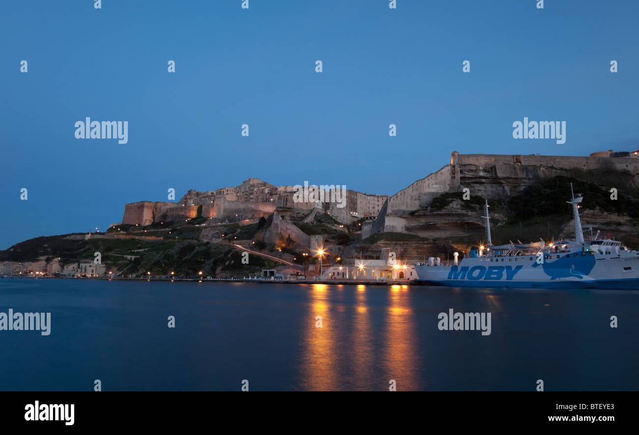 Nuit à la citadelle de Bonifacio avec ferry Moby par la station d'en face. Il s'agit d'une longue exposition shot. Banque D'Images