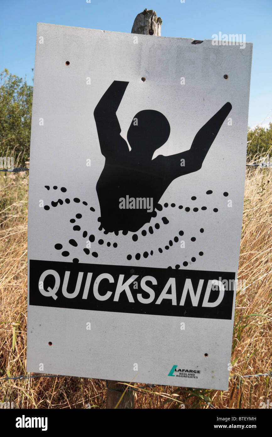 Un 'Quicksand' panneau d'avertissement au bord d'un lac en Angleterre, Royaume-Uni. Banque D'Images