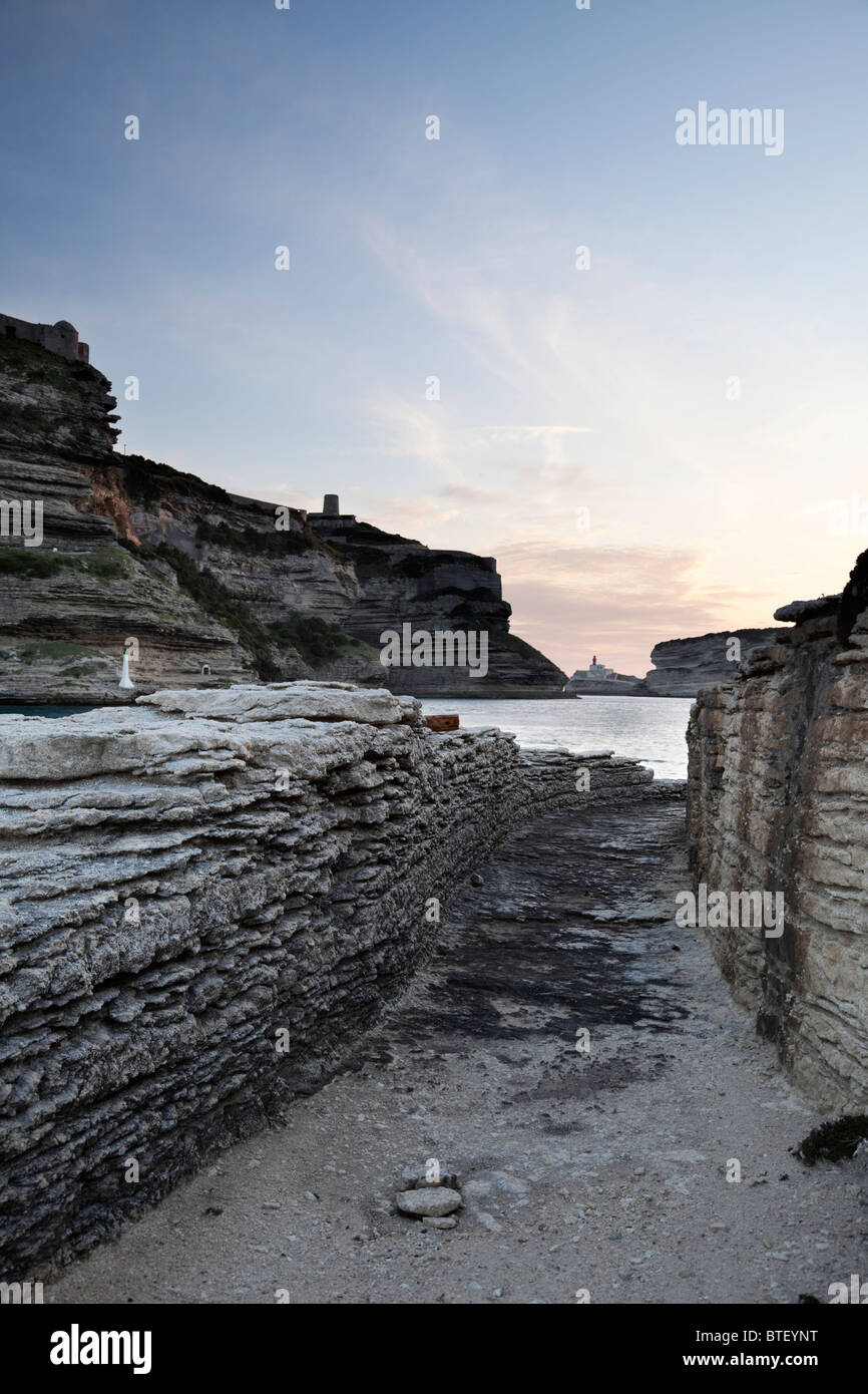 À l'extérieur de la chaîne à partir de la voie de calcaire dans le port de Bonifacio. L'aide technique HDR. Banque D'Images