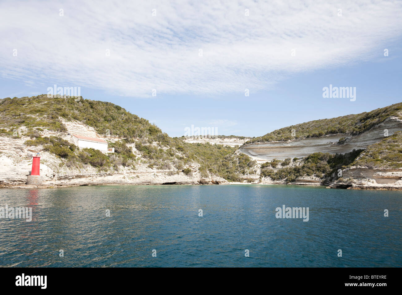 La plage intacte à l'extérieur du port de Bonifacio. Banque D'Images