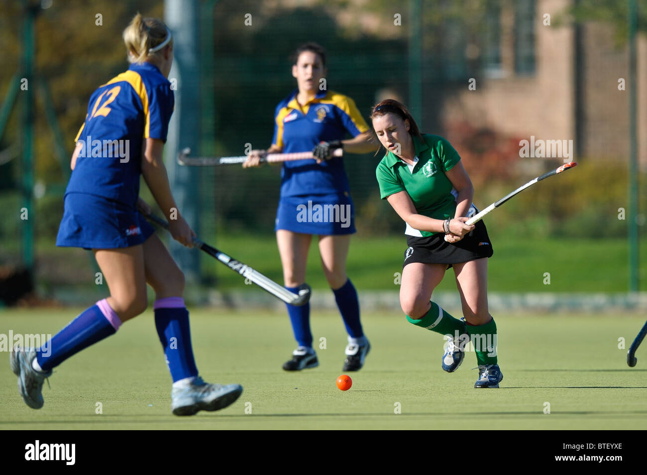 Un match de hockey à l'université. Équipe sportive de l'après-midi. Banque D'Images