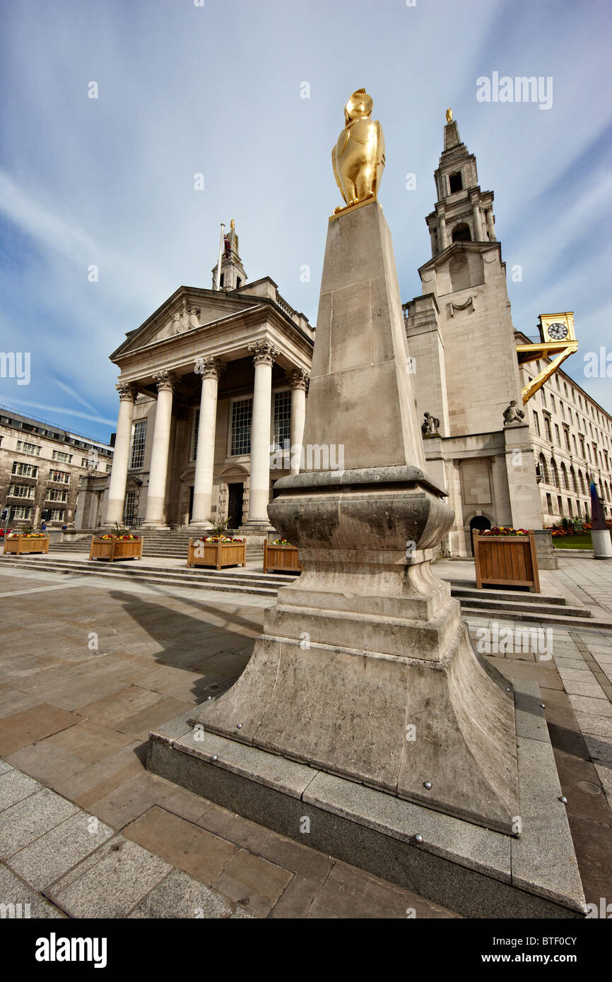 Salle municipale de Leeds à partir de la Place du Millénaire, West Yorkshire Banque D'Images