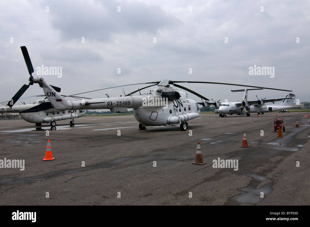 Un hélicoptère bi-turbine MI-8MTV-1 du Service humanitaire aérien des Nations Unies (UNHAS) géré par le Programme alimentaire mondial (PAM) stand d'avions et d'hélicoptères sur le tarmac de l'aéroport dans la MInustah composé de base de l'ONU à Port-au-Prince, Haïti Banque D'Images
