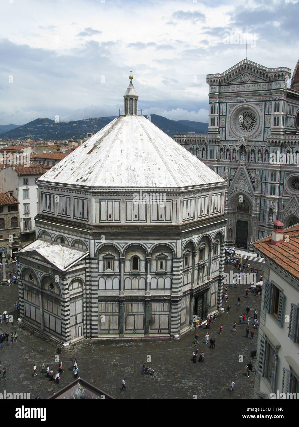 Basilica di Santa Maria del Fiore, Le Campanile de Giotto et le Baptistère, la Piazza San Giovanni, Florence, Toscane, Italie Banque D'Images