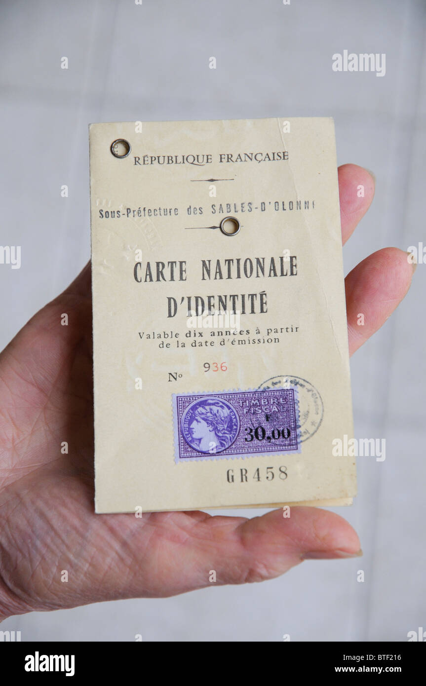 Ancienne carte nationale d'identité française délivrée dans des Sables d' Olonne en Vendée de France Banque D'Images