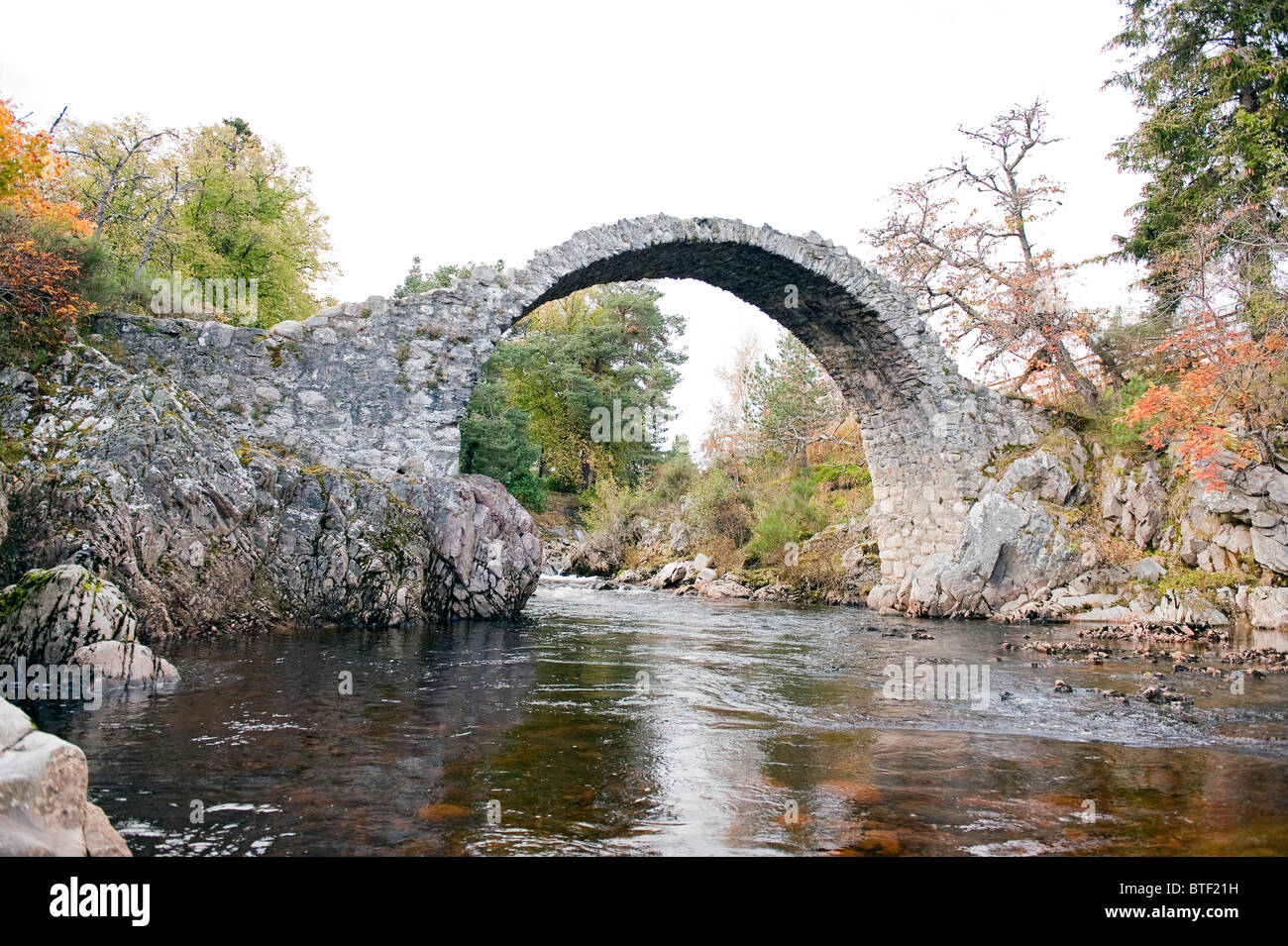 Carr Bridge, en Écosse une journée d'automne Banque D'Images