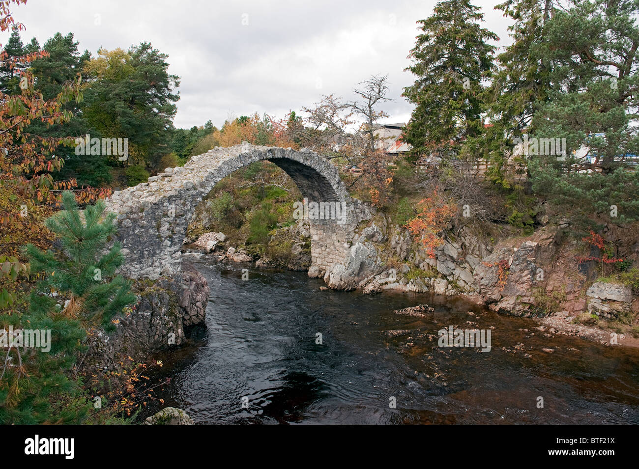 Carr Bridge, en Écosse une journée d'automne Banque D'Images