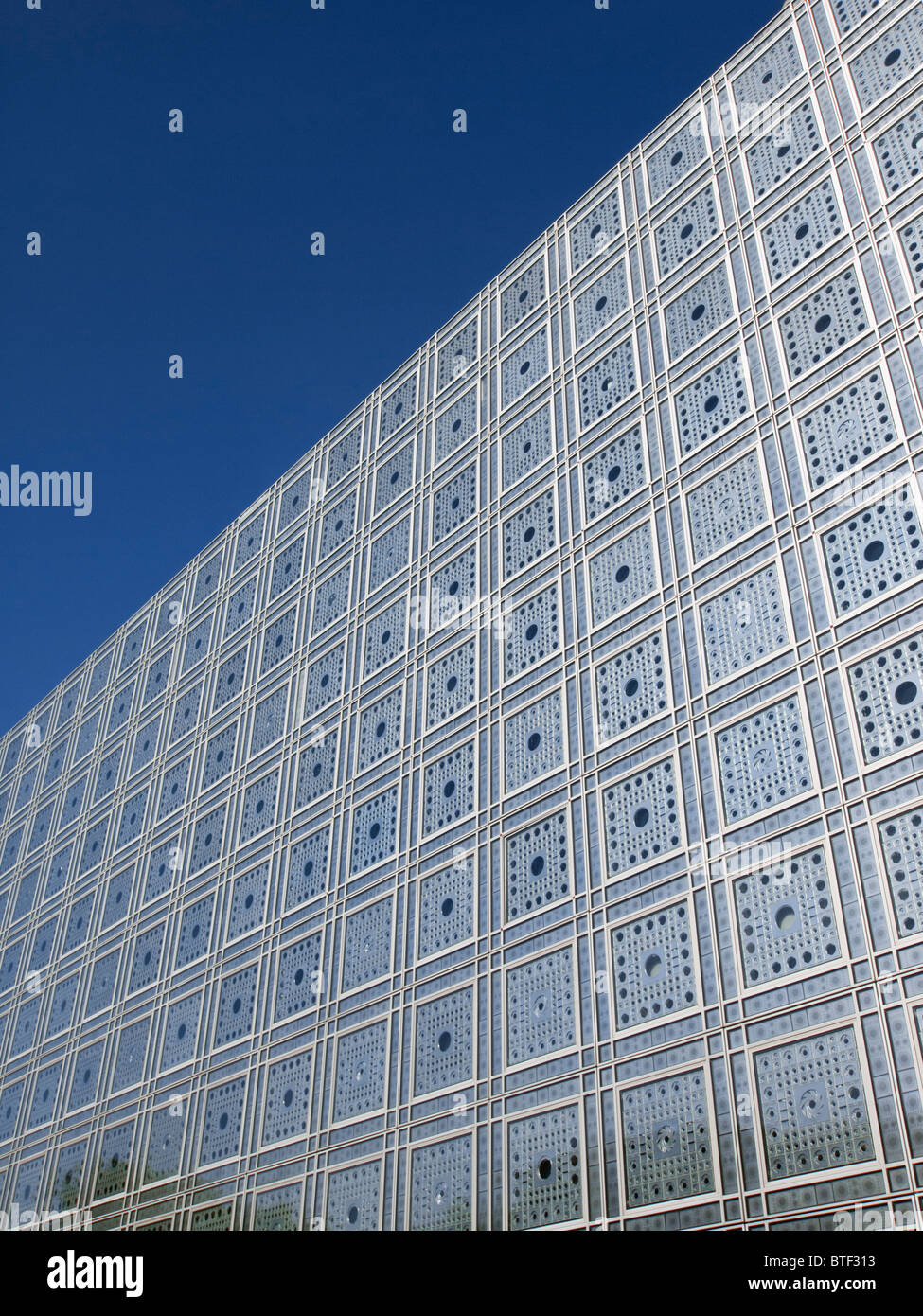 Vue extérieure de façade et fenêtres dans l'Institut du Monde Arabe de Paris France l'architecte Jean Nouvel Banque D'Images