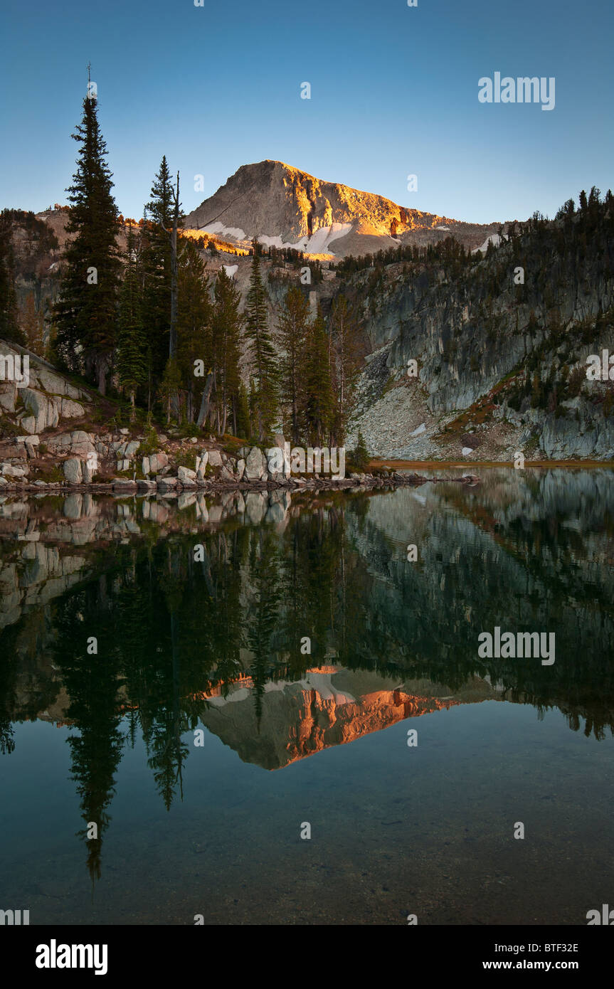 Les Eagle Mountain et Mirror Lake at sunset ; lacs, Eagle Cap désert, montagnes Wallowa, Oregon. Banque D'Images