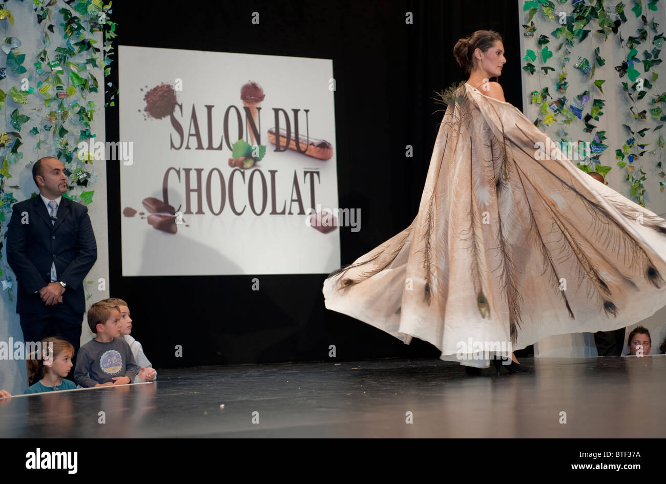 PARIS, FRANCE, modèle féminin de mode montrant la robe au chocolat au salon du chocolat, exposition de la Foire Banque D'Images
