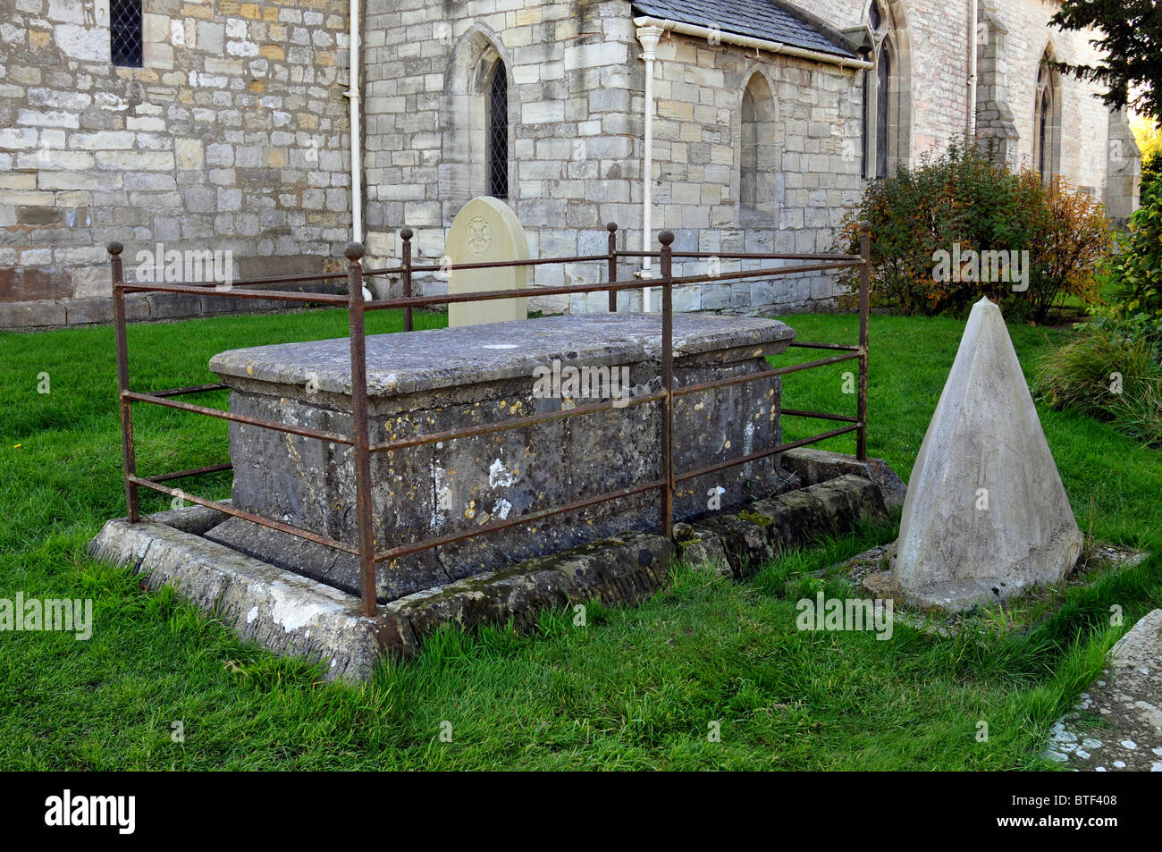 Seigneur Juan Vicente's tomb à Saxton la Toussaint cimetière à côté de la sculpture à la mémoire de soldats inhumés reste inconnue 1996 Banque D'Images