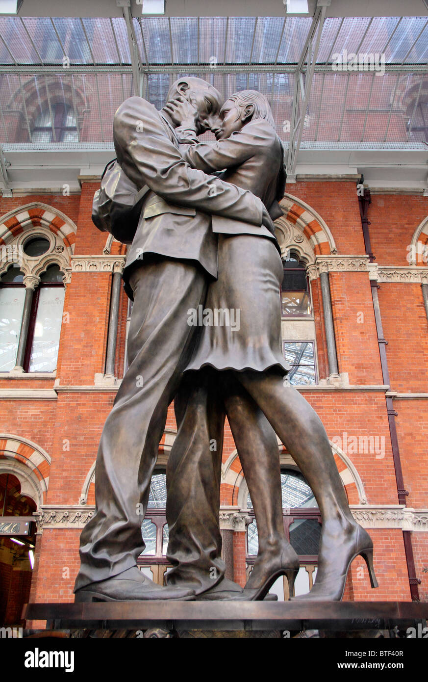 'Réunion Place' Sculpture par Paul Day, St Pancras Station, London, England, UK Banque D'Images