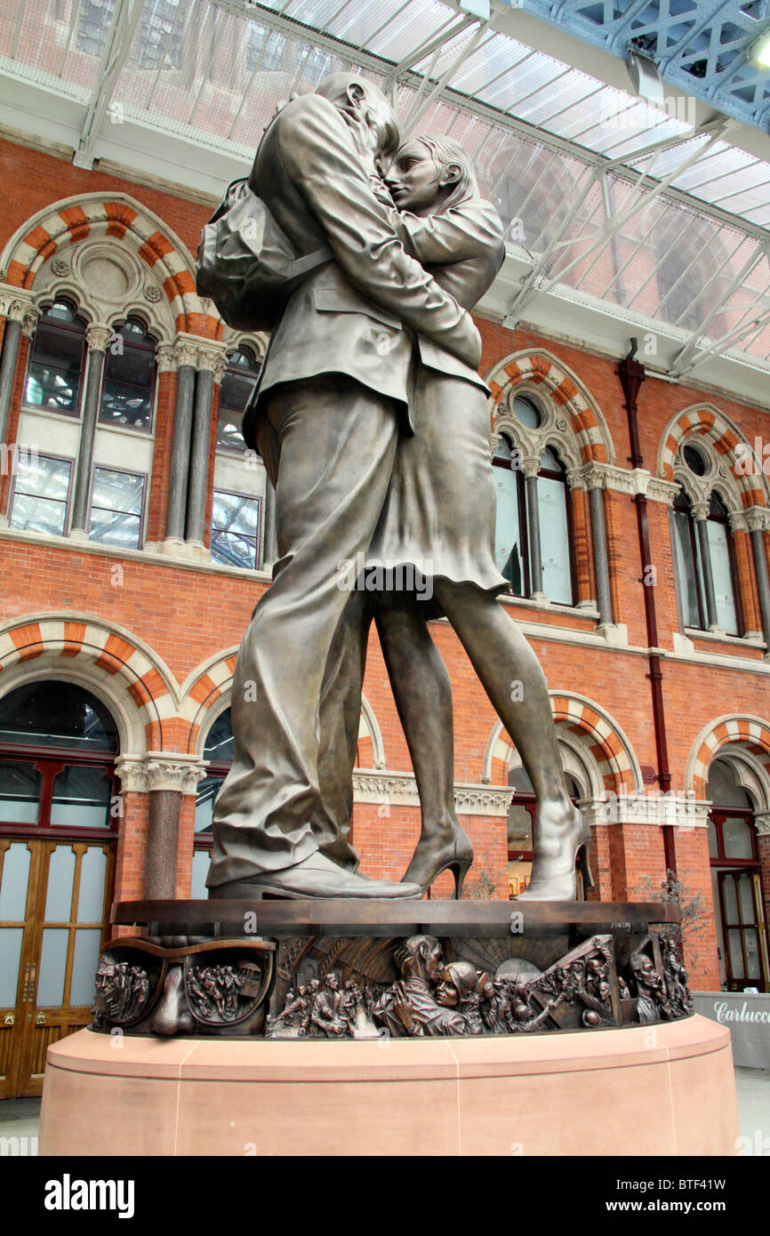 Lieu de rencontre Sculpture par Paul Day, St Pancras, Londres, Angleterre, Royaume-Uni ; Banque D'Images