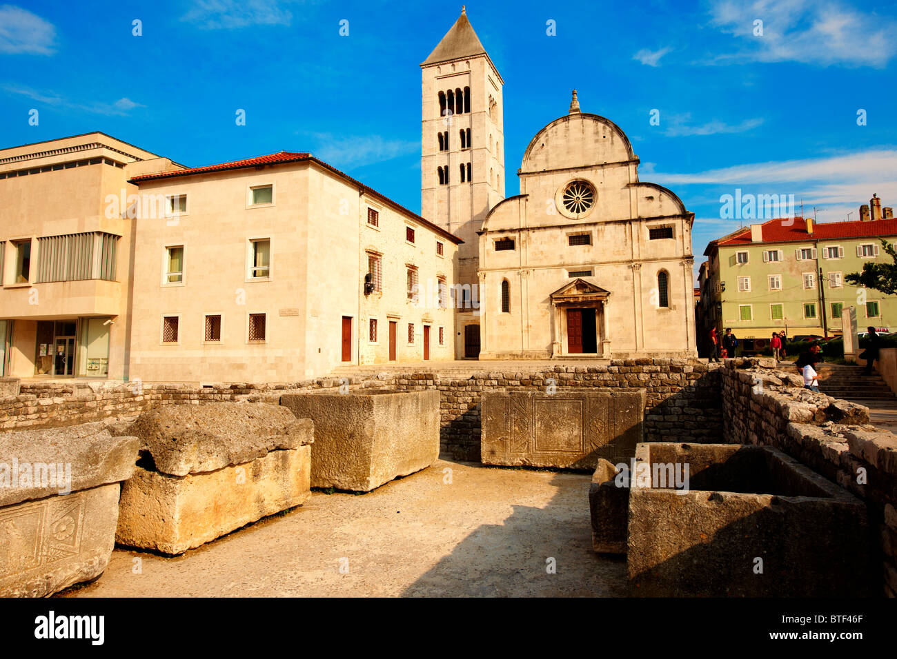 Romaesque façade de l'église de St Mary - date de 1105 - Zadar, Croatie Banque D'Images