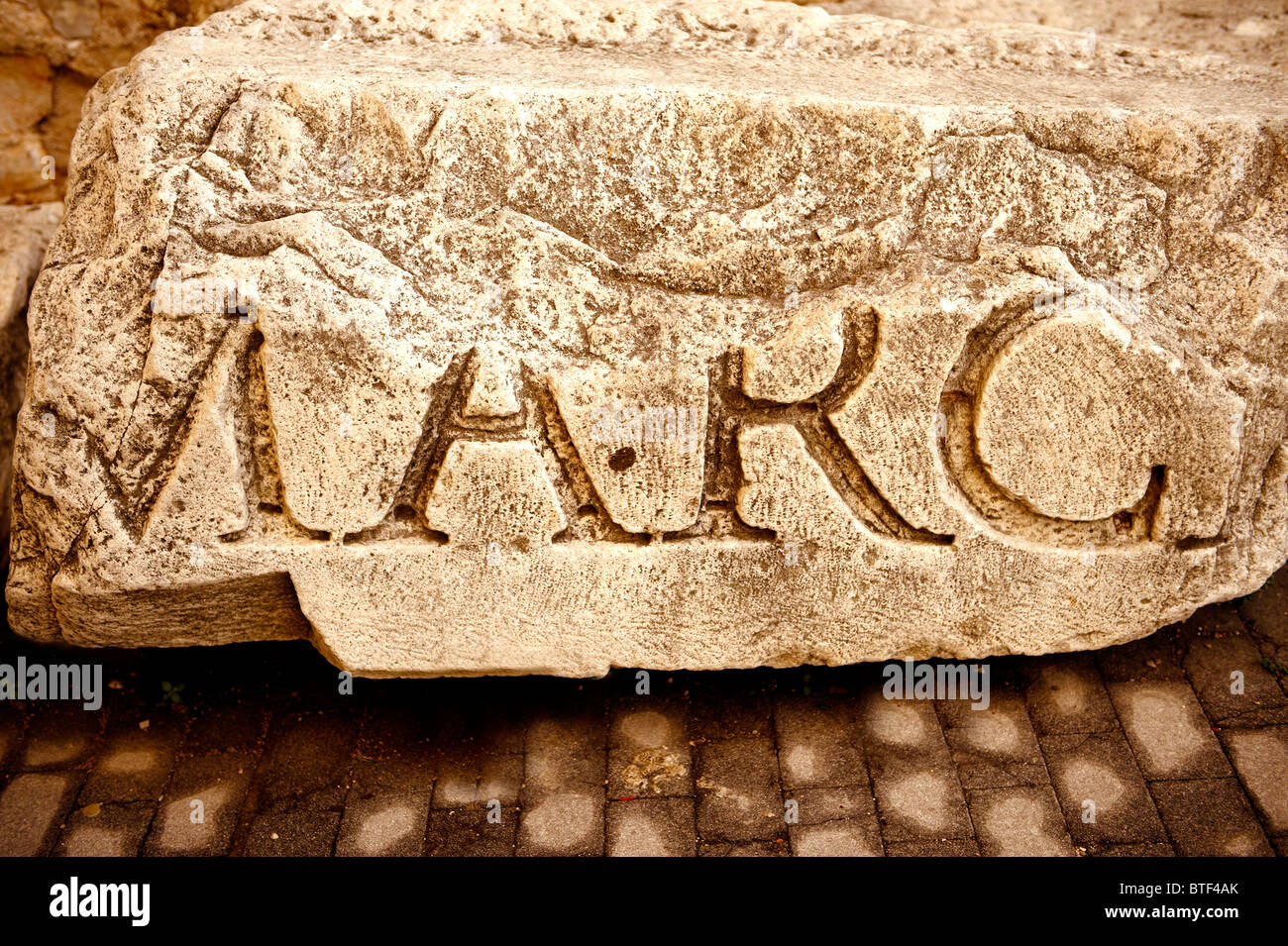 Pierres romaines à gauche dans l'ancien forum et utilisés dans les fondations de l'Église Byzantine St Donat Banque D'Images