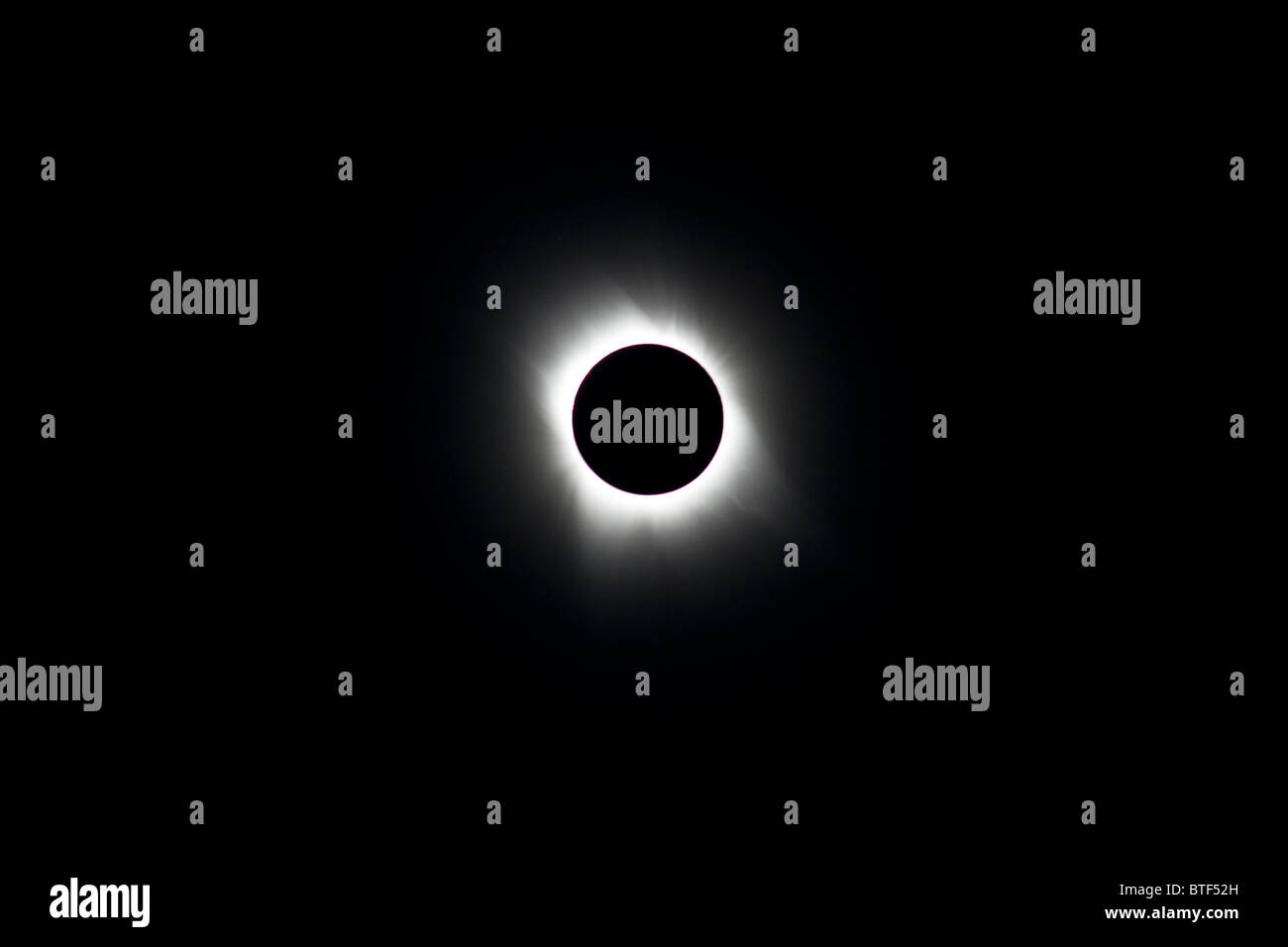 L'éclipse solaire totale de 2010 Photographié en mer près de Tahiti dans l'océan Pacifique Sud. En partie les nuages obscurci la totalité. Banque D'Images