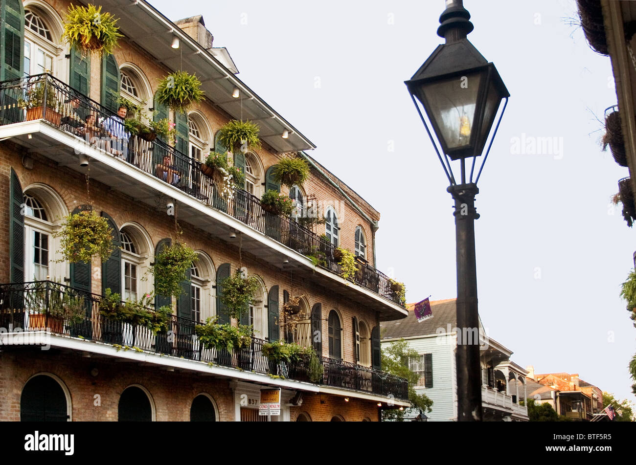 Quartier français d'un balcon et de gaz à effet de lampe de rue, New Orleans, LA, USA. Banque D'Images
