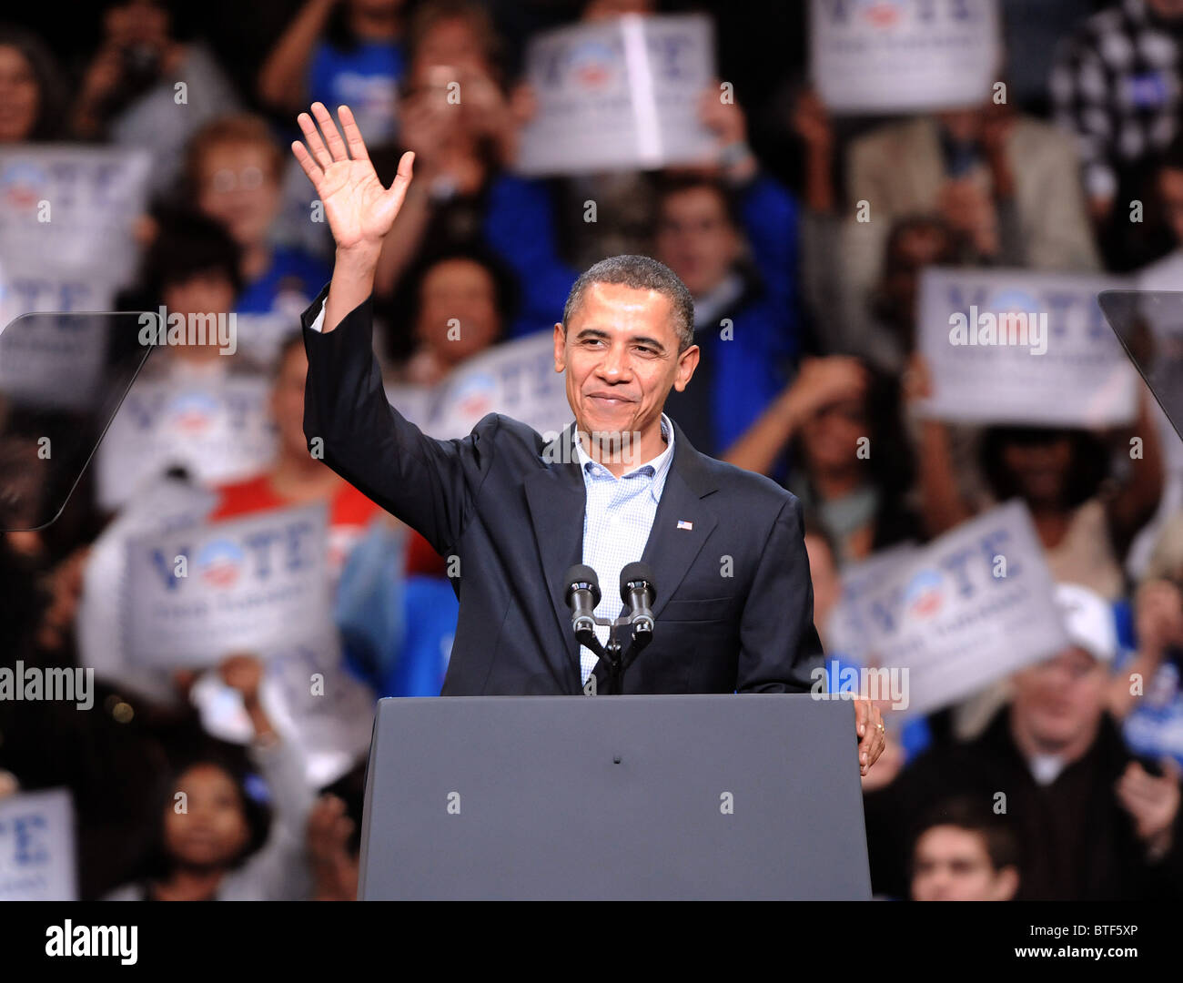 Le président américain Barack Obama salue la foule avant de parler à un rassemblement soutenant le Connecticut candidats démocrates at Harbor Yard. Banque D'Images