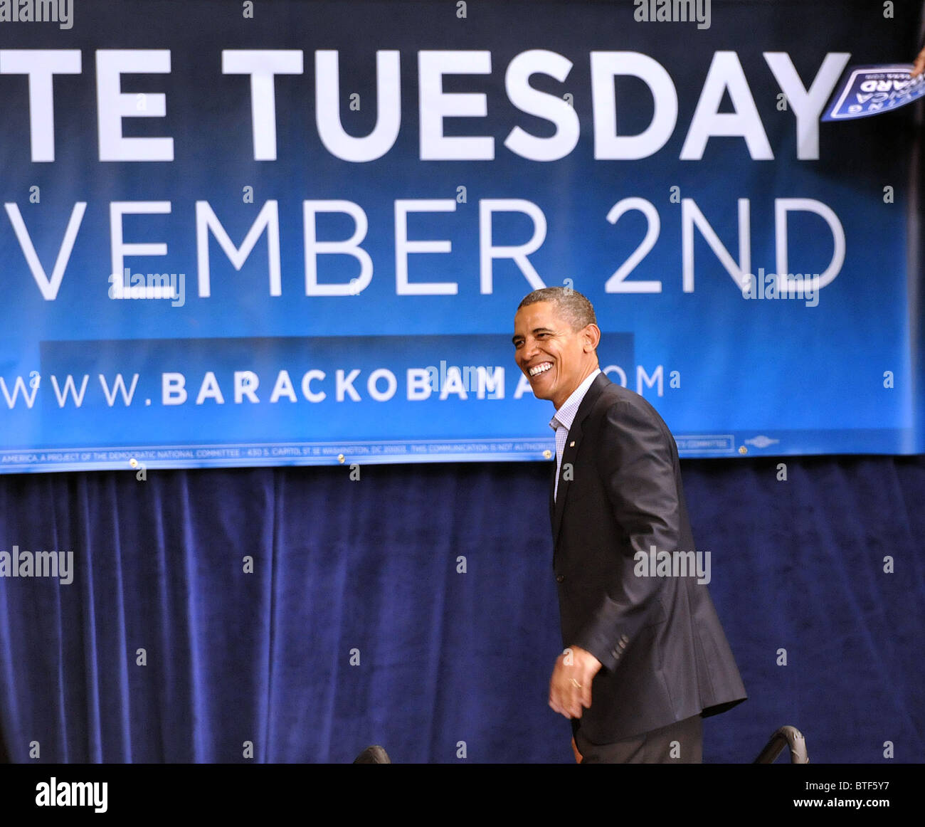 Le président Barack Obama sourire alors qu'il quitte la scène après avoir parlé à un rassemblement des candidats démocrates du Connecticut CT Banque D'Images