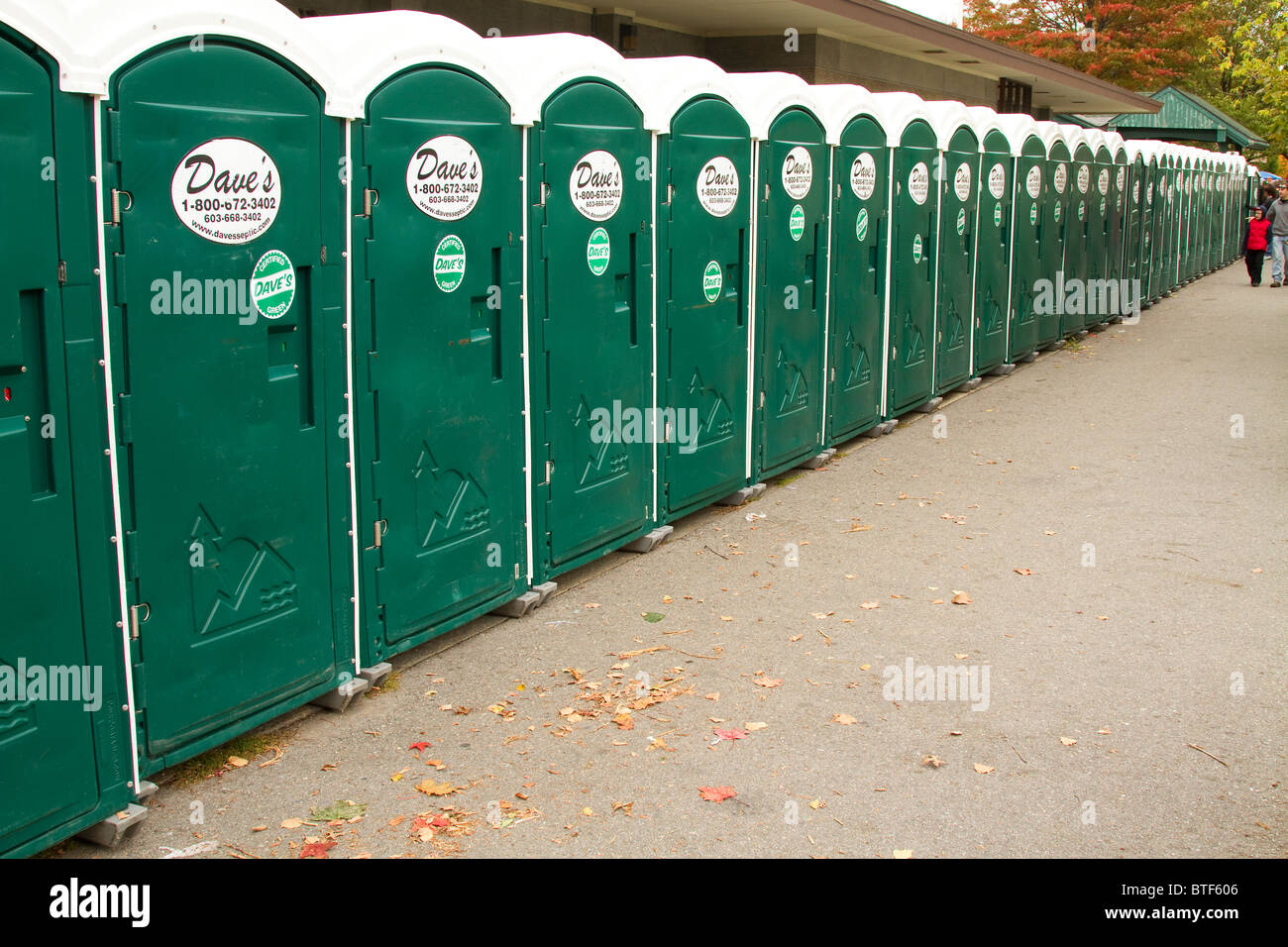 Toilettes extérieures, wc, water-closets, prêt à l'emploi au cours de la fête de la citrouille de Keene au New Hampshire. Banque D'Images