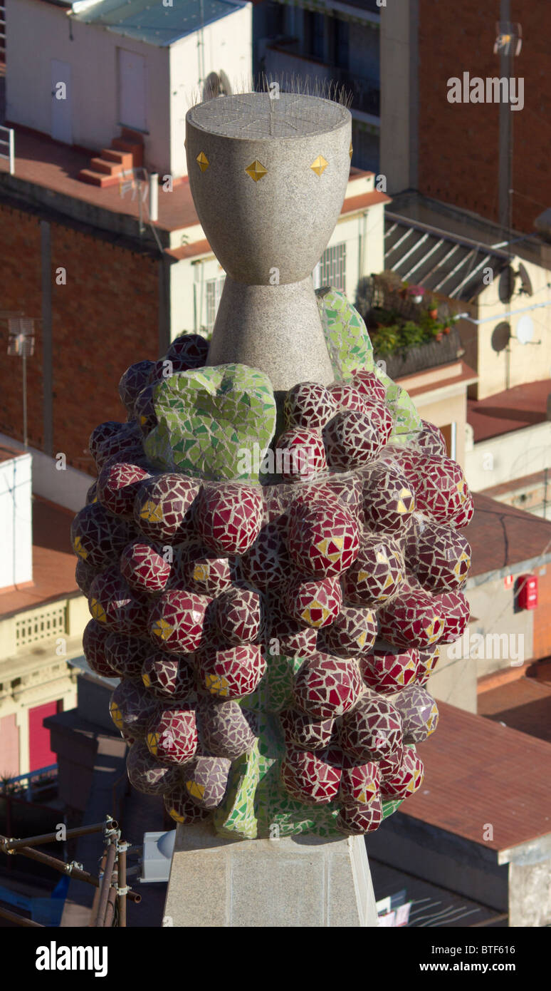 Cathédrale de la Sagrada Familia de Gaudi montrant un fruit coloré inspiré de pinnacle ressembling une framboise Banque D'Images