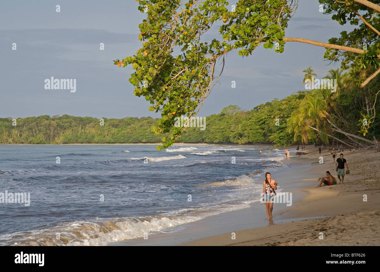 Les Touristes Sur La Plage Principale à Côté Du Village De