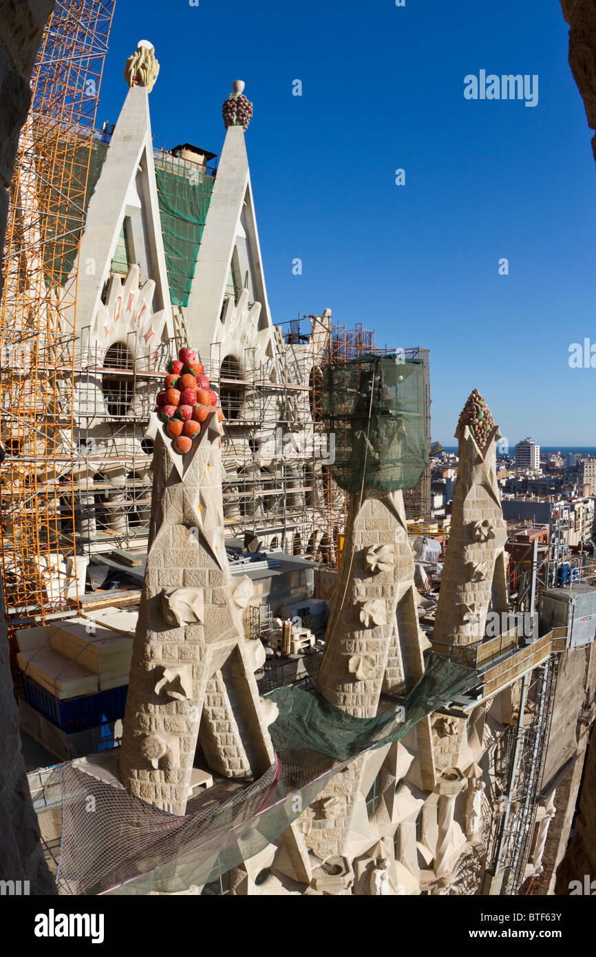 Cathédrale de la Sagrada Familia de Gaudi montrant ses fruits-inspiré de coraux sur le toit Banque D'Images