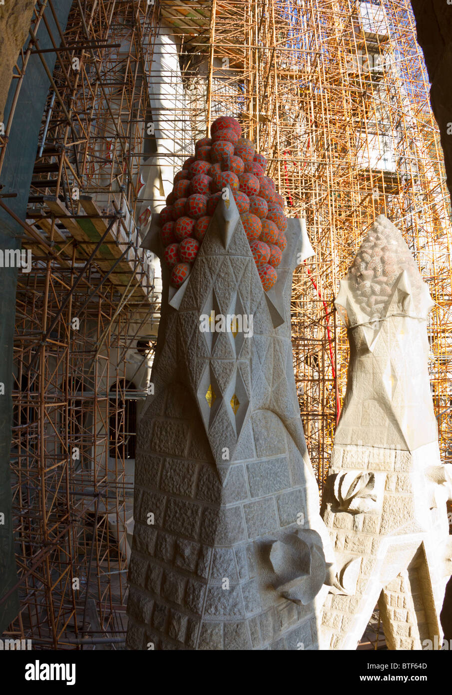 Cathédrale de la Sagrada Familia de Gaudi montrant pinnacles inspiré par des fruits, une image aux couleurs vives, et l'échafaudage derrière Banque D'Images