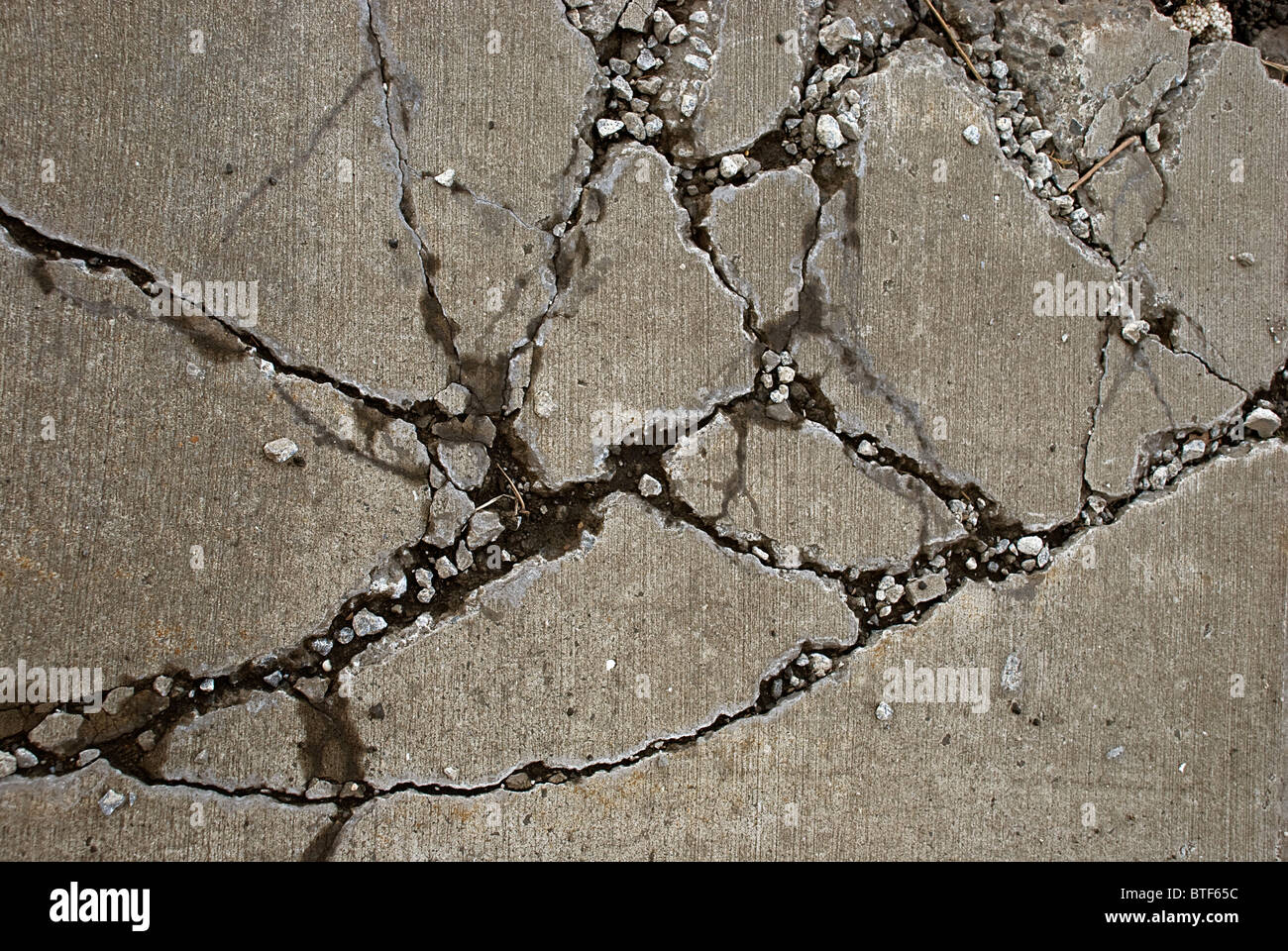 Trottoir de béton brisés causés par du matériel roulant sur elle Banque D'Images