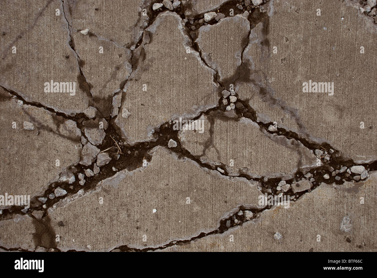 Trottoir de béton brisés causés par du matériel roulant sur elle Banque D'Images