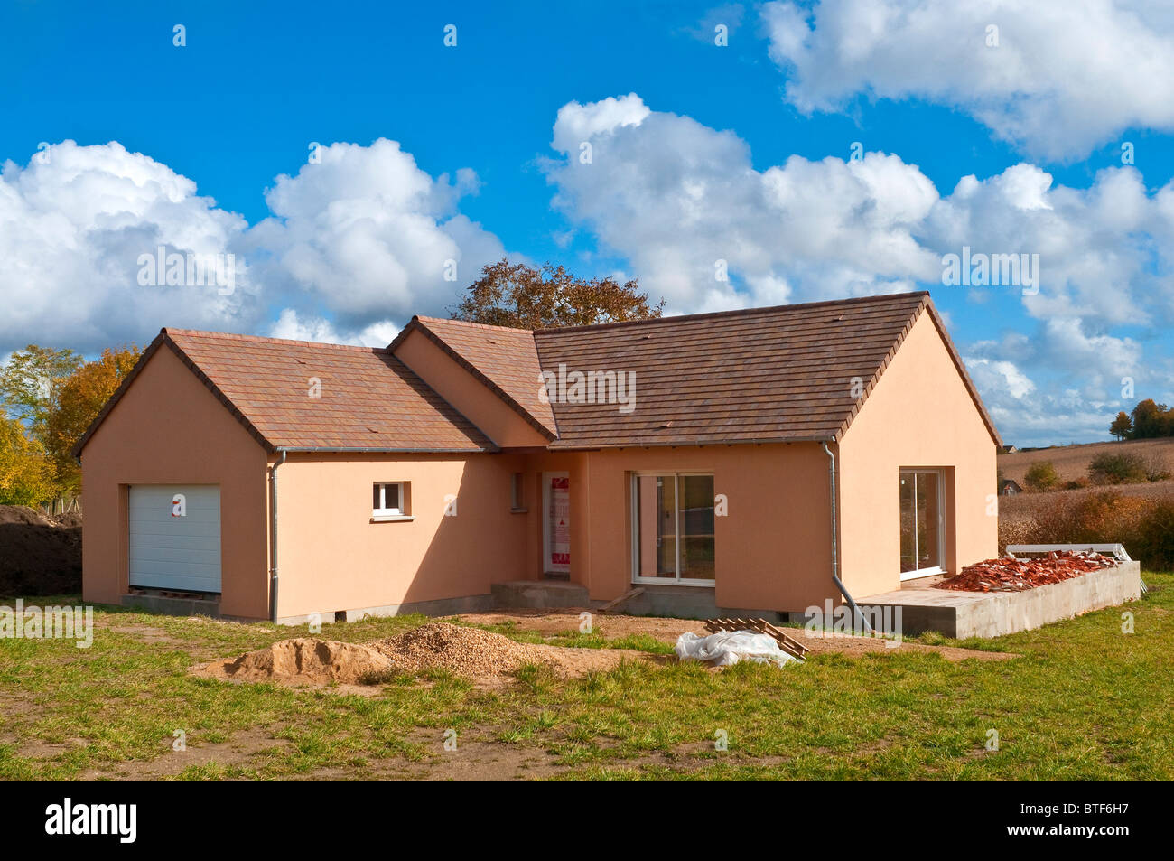 Nouvelle construction de maison bungalow montrant - Indre-et-Loire, France. Banque D'Images
