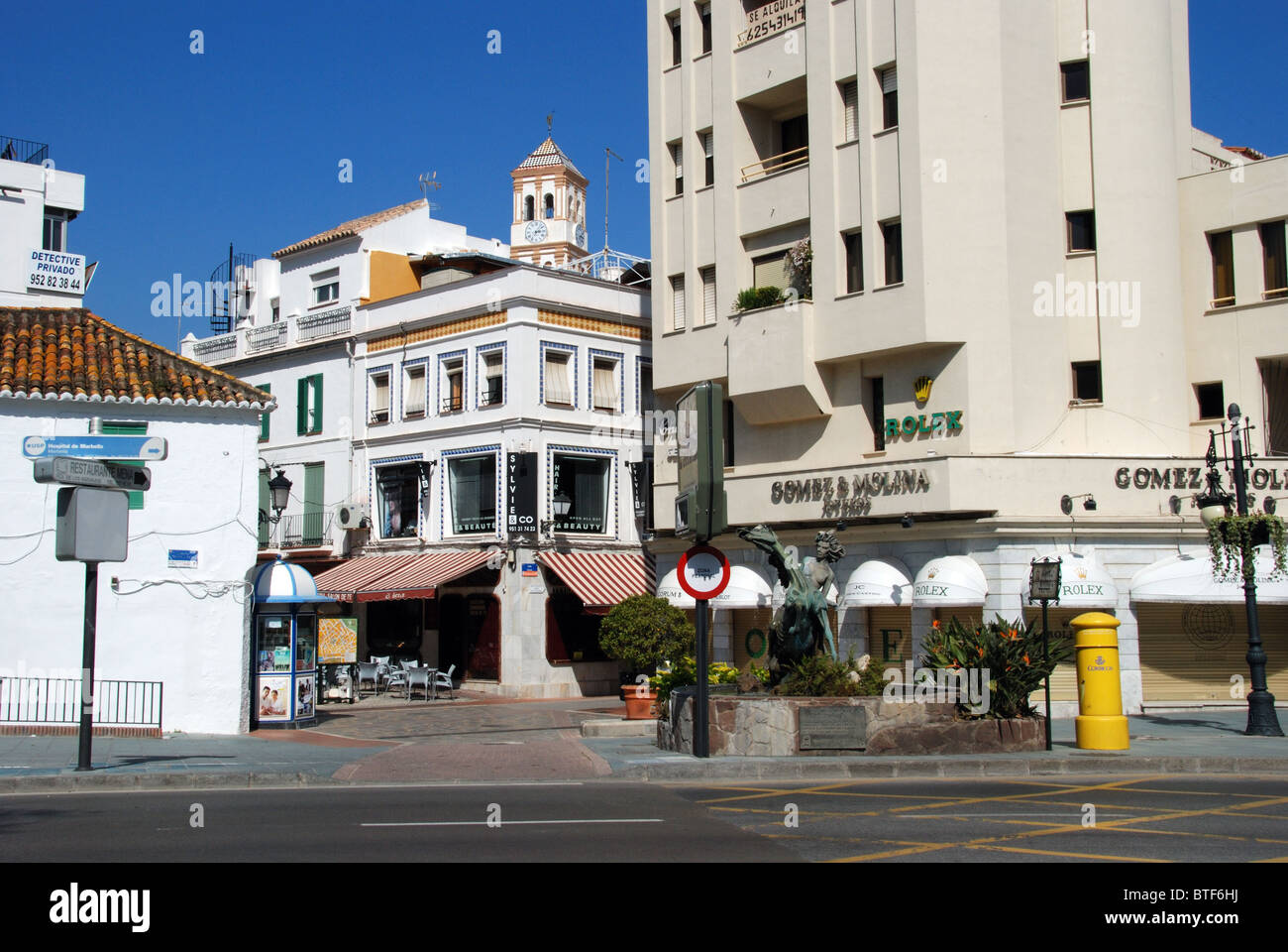 Cafe de la chaussée sur coin de rue, Marbella, Costa del Sol, la province de Malaga, Andalousie, Espagne, Europe de l'Ouest. Banque D'Images