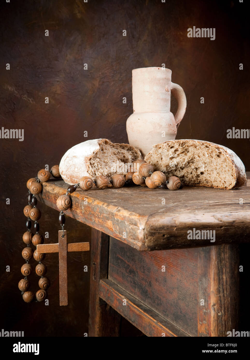 Chapelet ancien et du vin lanceur avec une miche de pain rustique Banque D'Images