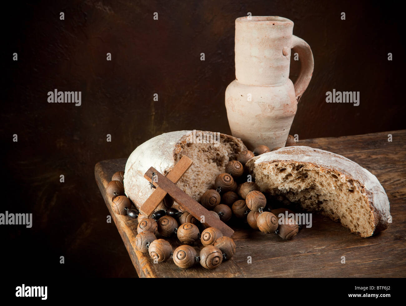 Chapelet ancien et du vin lanceur avec une miche de pain rustique Banque D'Images