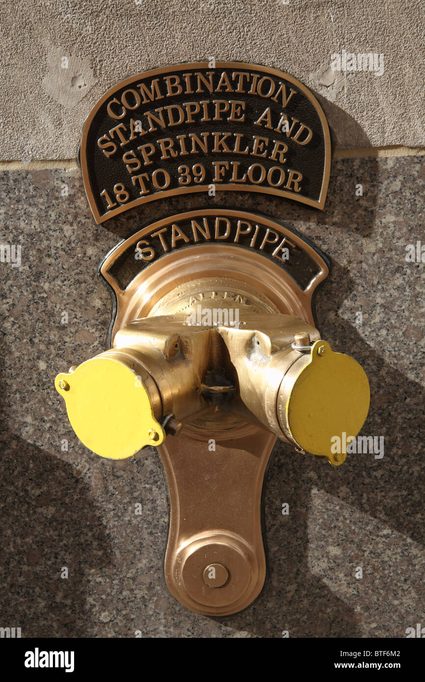 Un système de gicleurs d'eau château d'eau et l'alimentation de la 18e à la 39e étages d'un bâtiment situé dans Manhattan, New York. Banque D'Images