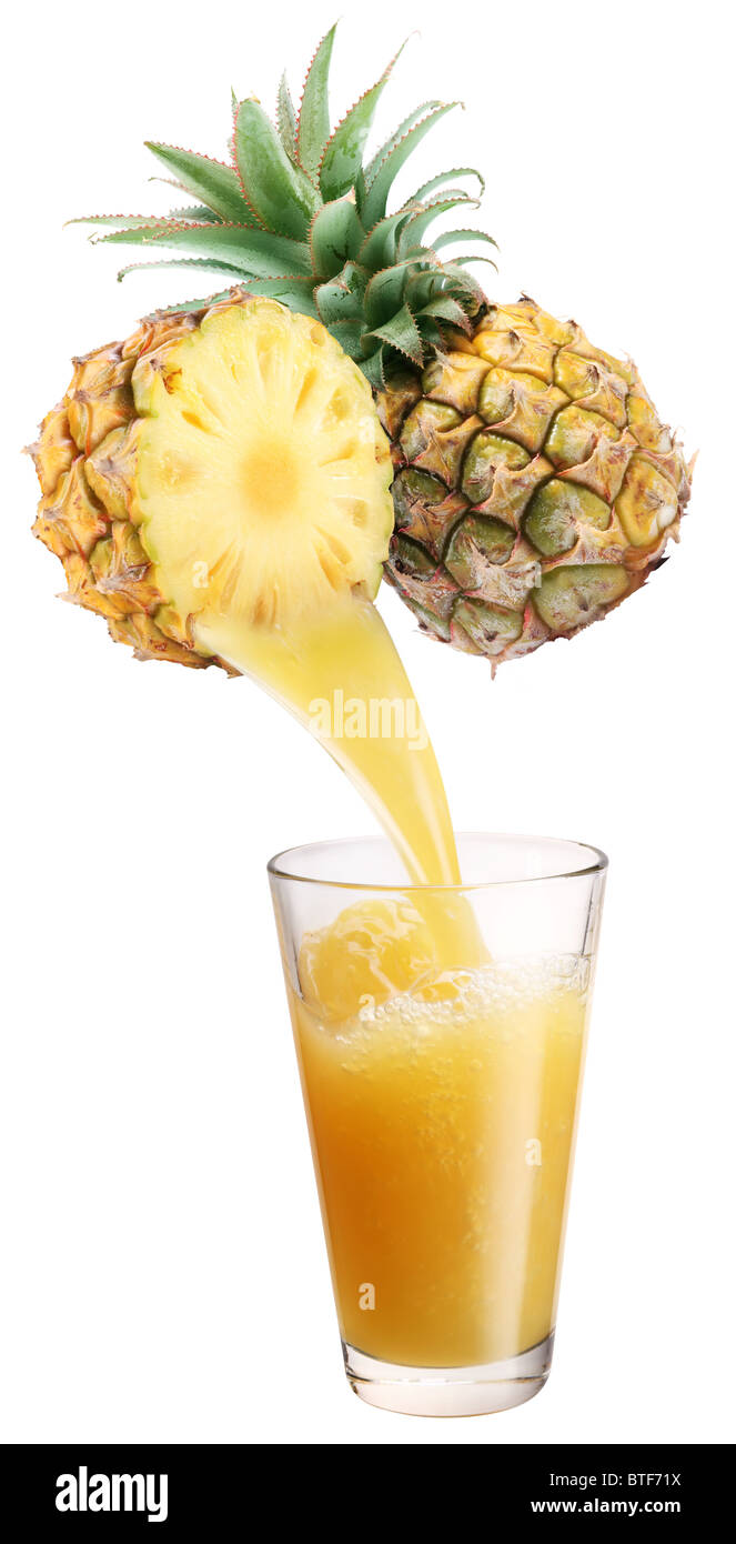 Jus d'ananas frais fromcut qui coule dans le verre d'ananas. Banque D'Images