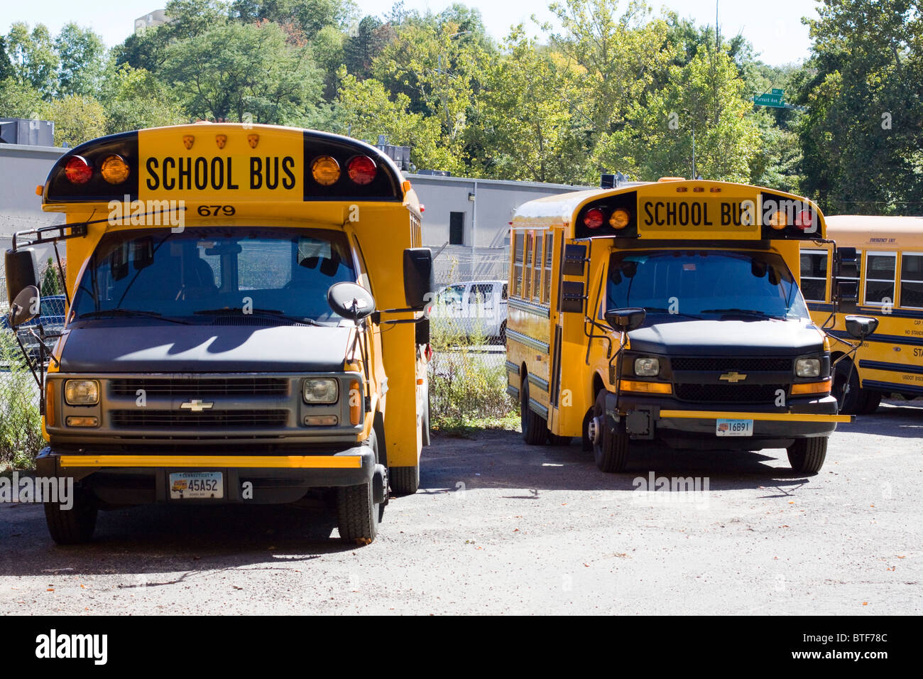 Les autobus scolaires attendent d'aller chercher les élèves à Stamford CT USA Banque D'Images