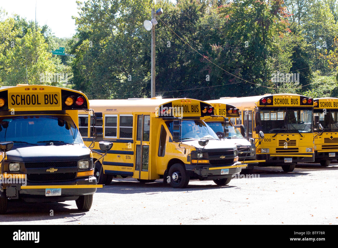 Les autobus scolaires attendent d'aller chercher les élèves à Stamford CT USA Banque D'Images